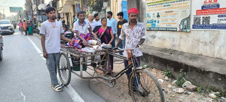 Giridih News :शर्मनाक : नर्स ने मरीज से छीनी व्हीलचेयर, ठेला पर ले गये परिजन