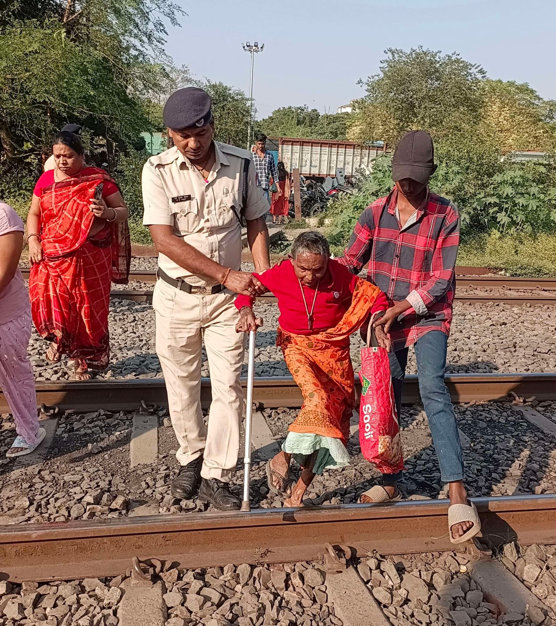 Dhanbad News: जान-जोखिम में डाल ट्रैक से गुजर रहे लोग
