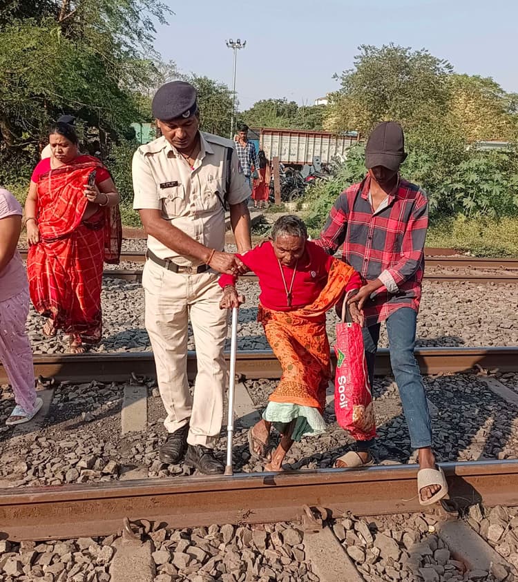 Dhanbad News: जान-जोखिम में डाल ट्रैक से गुजर रहे लोग