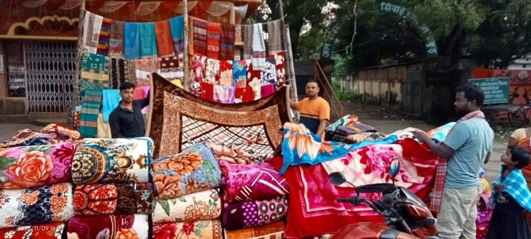 ठंड की आहट के साथ शहर में सजने लगी कंबल की दुकानें