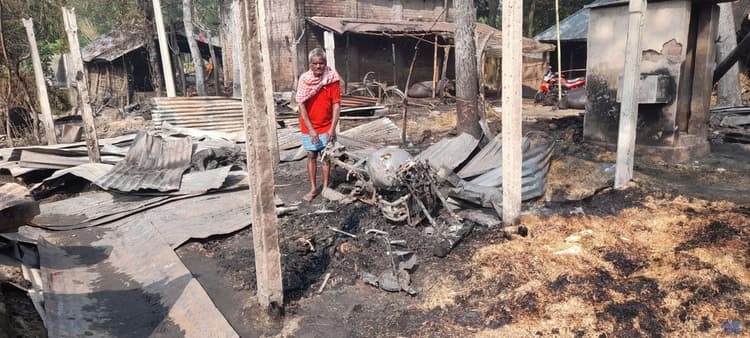 अलाव से लगी आग में 16 घर जलकर राख