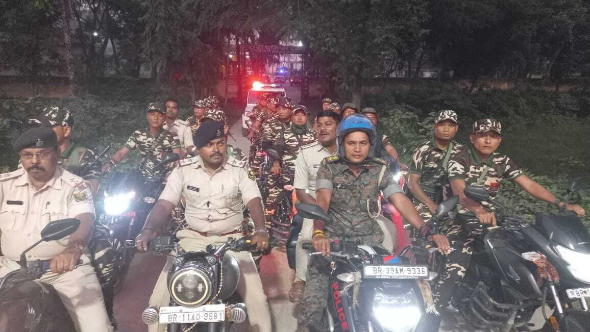 भयमुक्त मतदान को पुलिस ने किया बाइक से फ्लैग मार्च