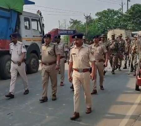 दियारा में फ्लैग मार्च कर अराजक तत्वों को दिया कड़ा संदेश