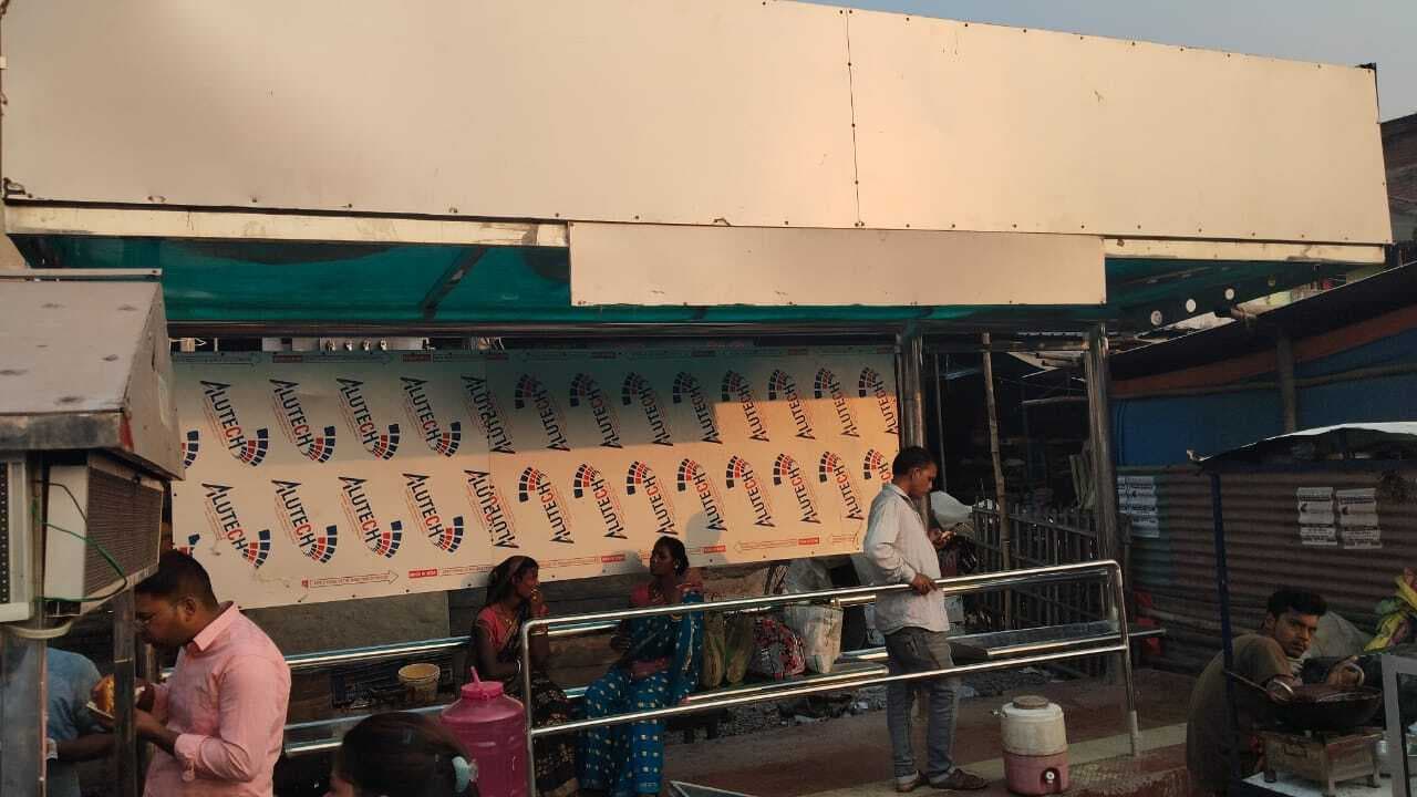 लाखों की लागत से बना यात्री शेड हुआ बेकार