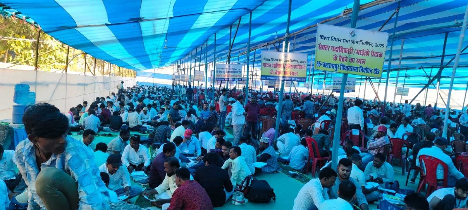 विधानसभा चुनाव 2025: अंतिम चरण के मतदान को कर्मियों में बांटी गयी सामग्री