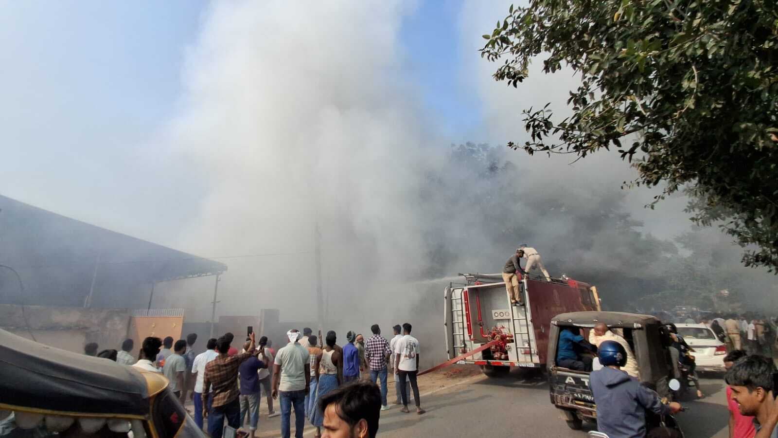 सब्जी गोदाम में आग लगने से लाखों का नुकसान