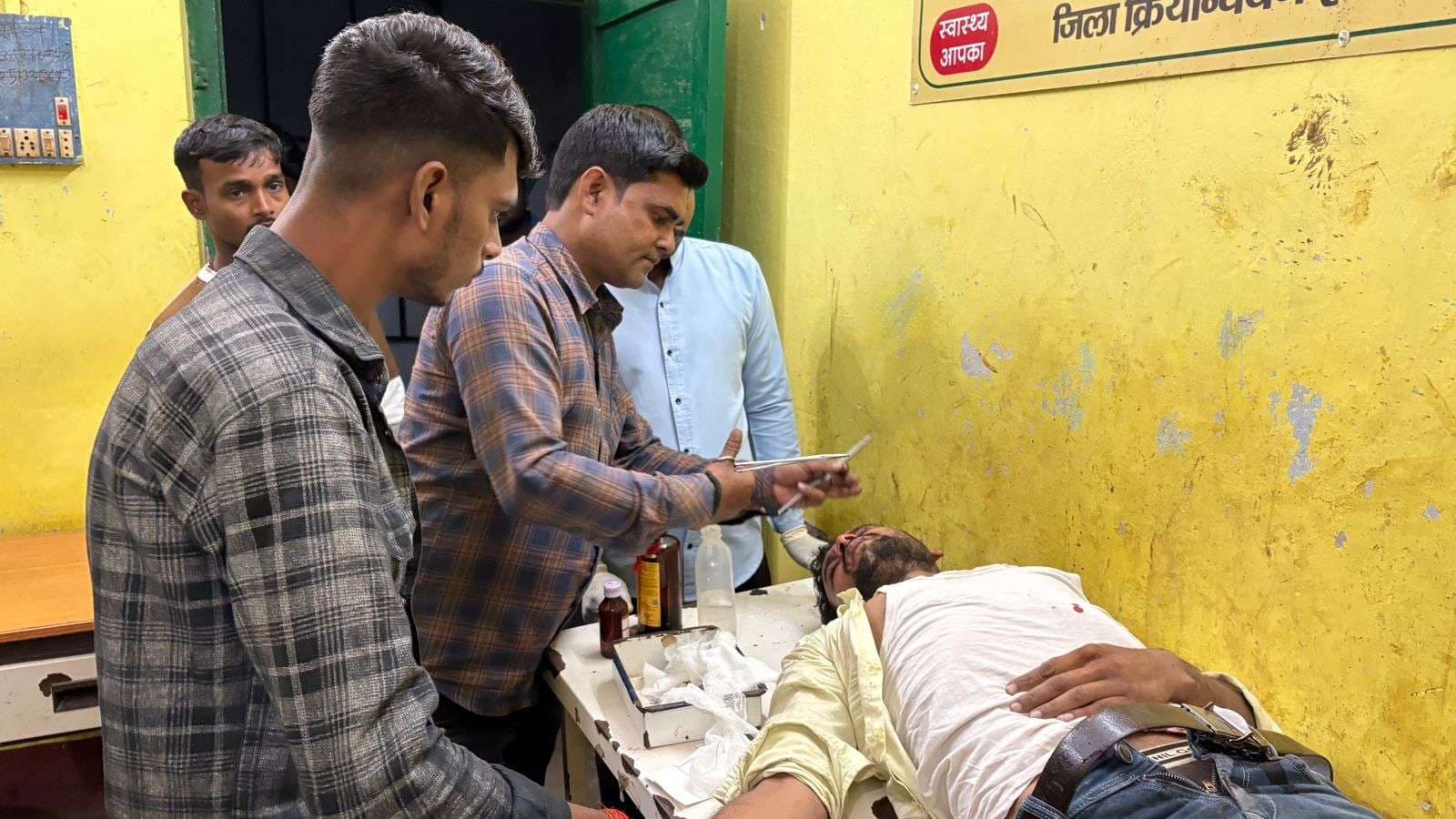 बाइक व अज्ञात वाहन की टक्कर में एक युवक जख्मी