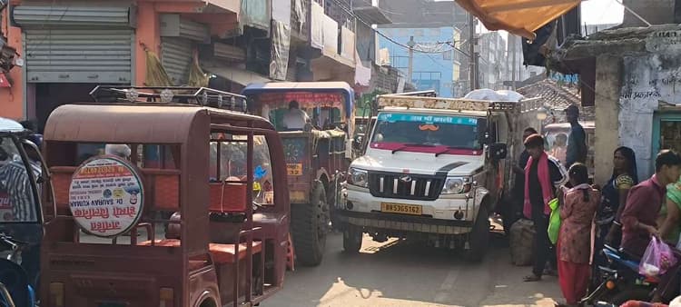 जाम के कारण 10 मिनट का रास्ता तय करने लग रहा आधा घंटा