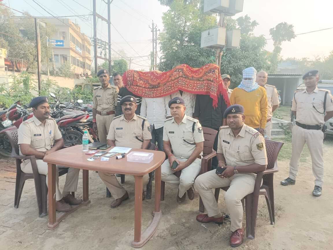 Darbhanga News: पॉल्ट्री फार्म कर्मी से लूट मामले का उद्भेदन, दो नाबालिग सहित सात बदमाश गिरफ्तार