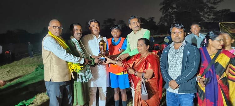 पुरुषों में सेमरटोली व महिला वर्ग में स्टार वारियर्स चरदी की टीम विजयी