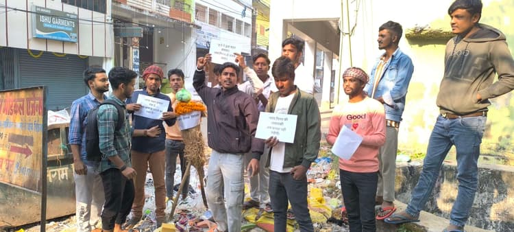 Giridih News :गंदगी के पास निगम का लगाया पुतला, माला पहनाकर किया सम्मानित