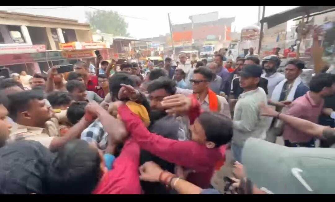 Darbhanga News: मंदिर का घड़ीघंट बेचेने आये युवक को दबोच भीड़ ने धुना
