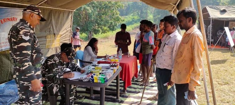 Seraikela Kharsawan News : मेडिकल कैंप में 298 पशुओं और 123 लोगों की हुई जांच