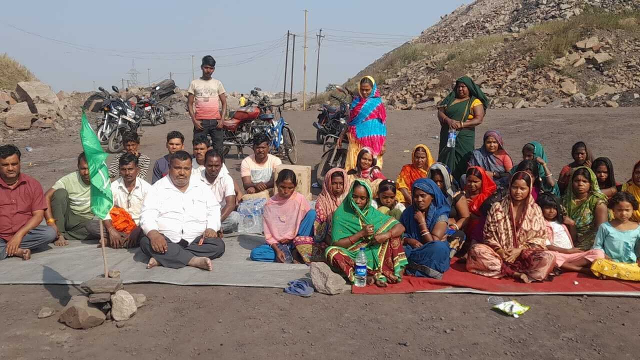 Dhanbad News: झामुमो ने आउटसोर्सिंग कंपनी का काम बंद कराया