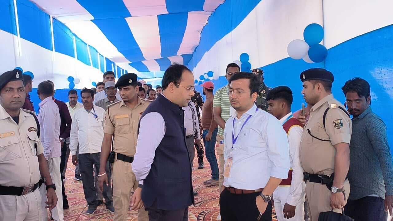 शेरघाटी-इमामगंज में मतदान सामग्रियों का वितरण पूरा, डीएम ने किया निरीक्षण