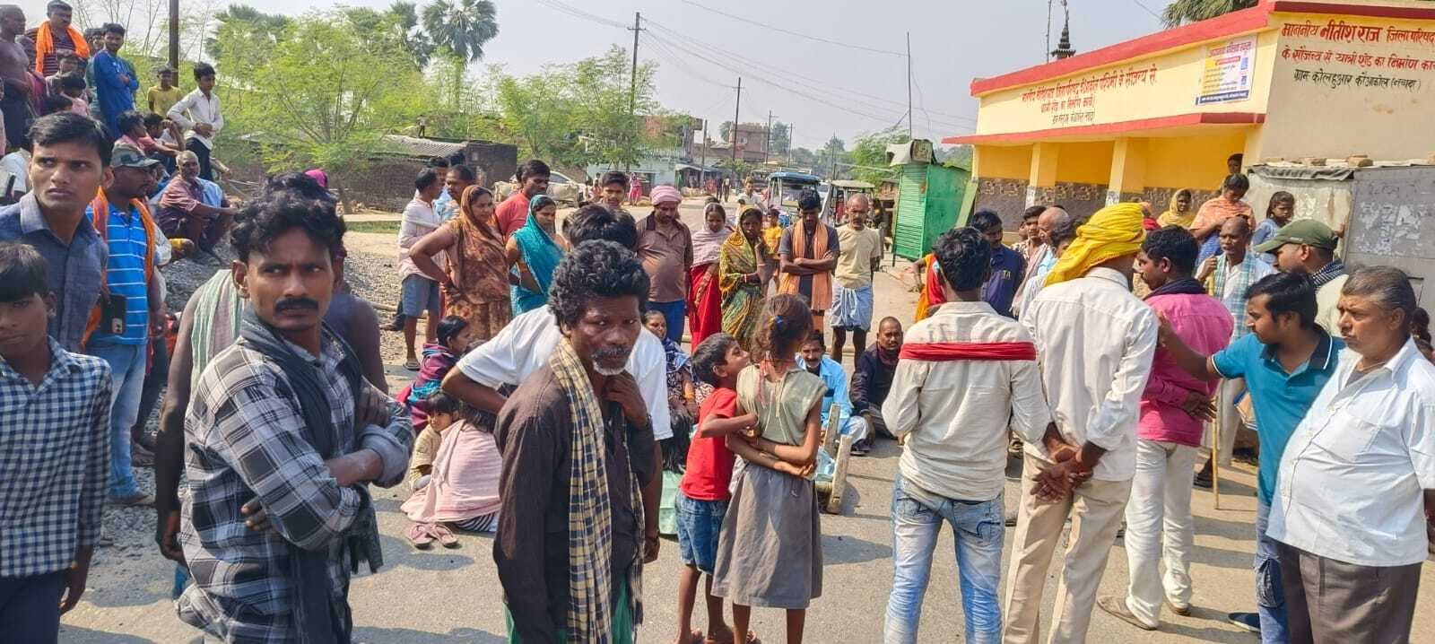 कौआकोल में वृद्ध की हत्या, विरोध में ग्रामीणों ने किया सड़क जाम