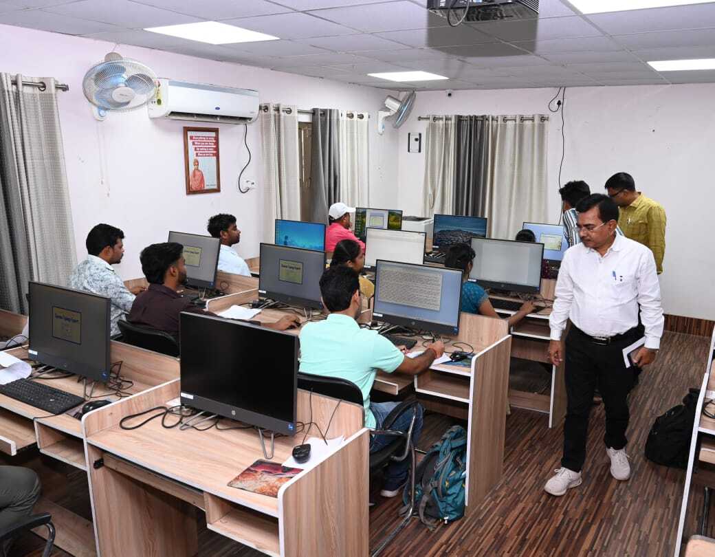 पाकुड़ में अनुकंपा लिपिकों की हुई हिंदी टंकण परीक्षा