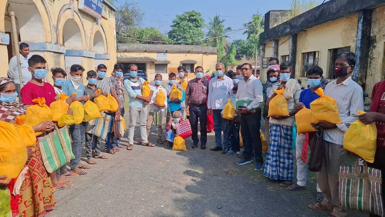 पाकुड़ में टीबी मरीजों को पोषण किट का वितरण
