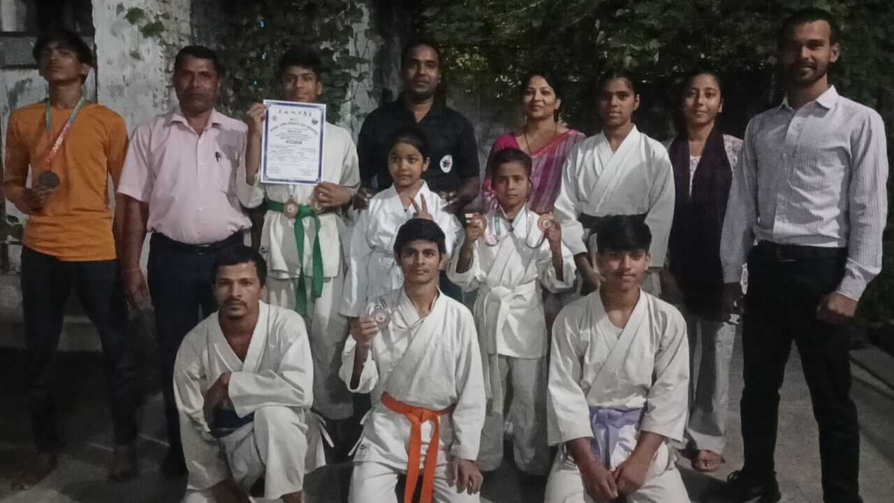 मानपुर के बच्चों ने कराटे में प्रमंडल स्तर पर बनायी पहचान