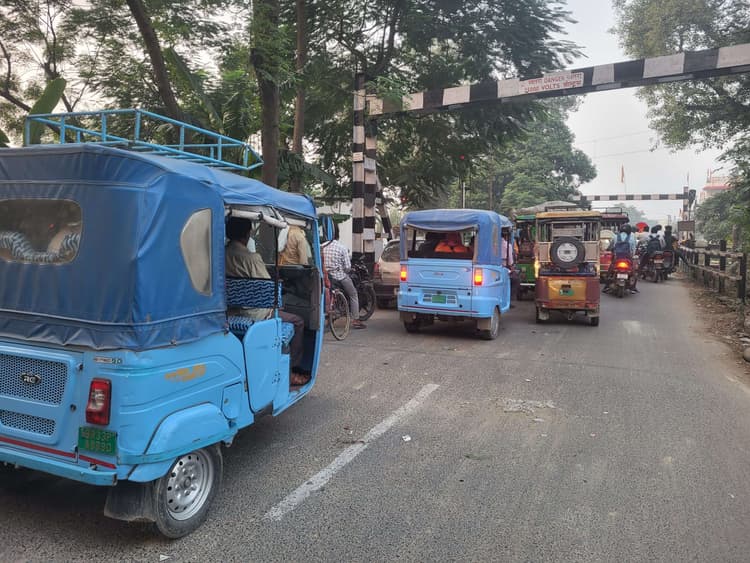 Samastipur News:ई-रिक्शा व ऑटो के अनियंत्रित परिचालन से लगता जाम, होती दुर्घटनाएं