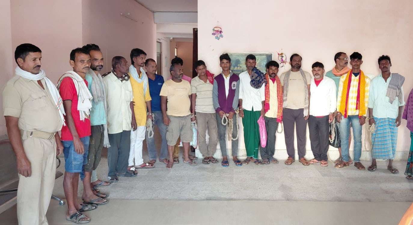 दो शराब तस्कर समेत 16 शराबी गिरफ्तार