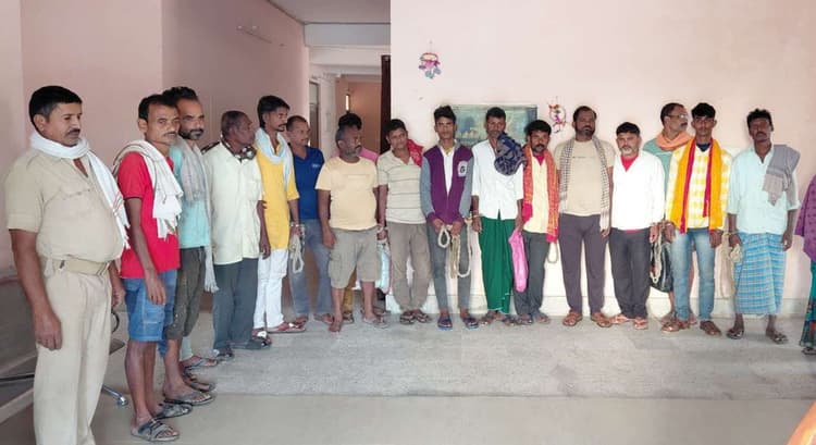 दो शराब तस्कर समेत 16 शराबी गिरफ्तार
