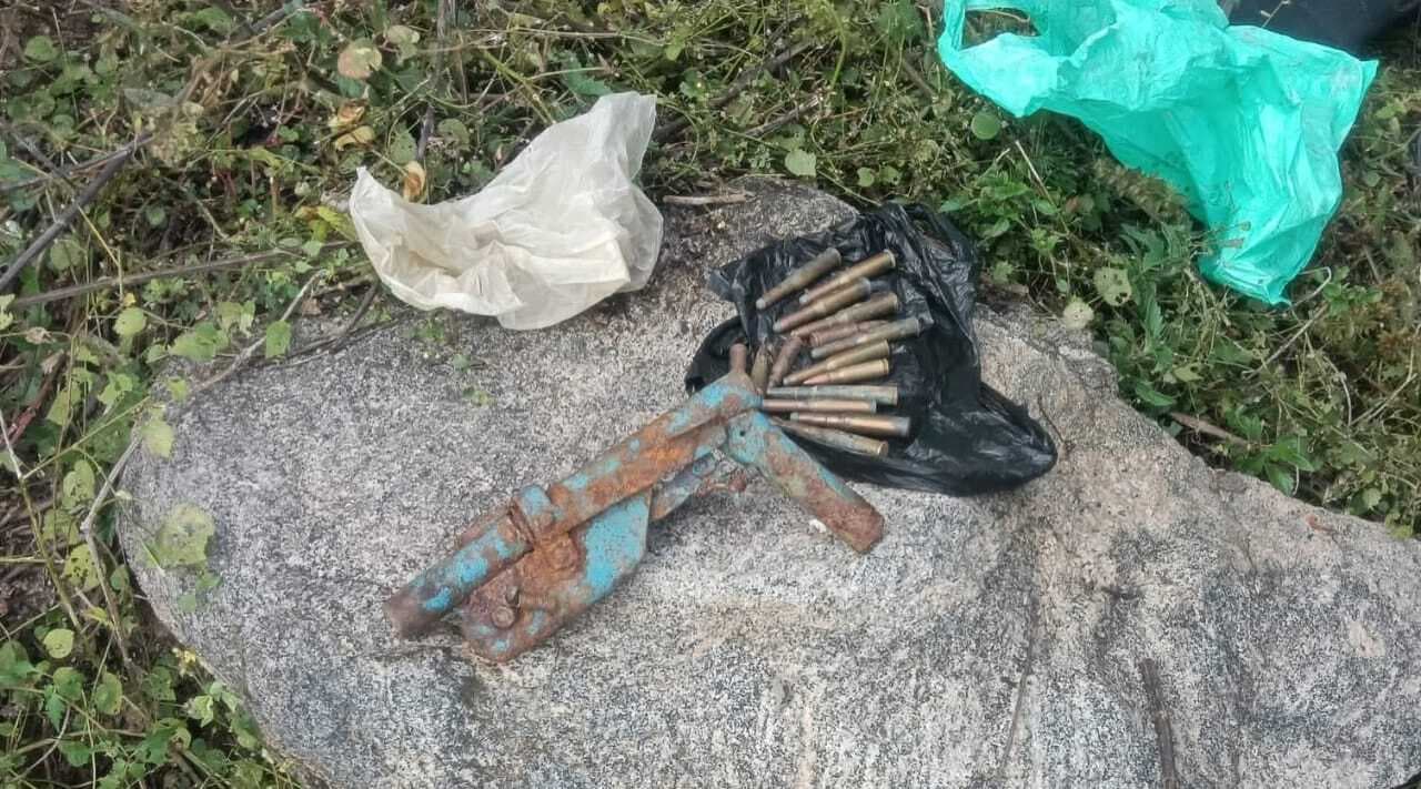 मैगरा के बागपुर छपड़िया पहाड़ी से एक कट्टा व 16 कारतूस जब्त