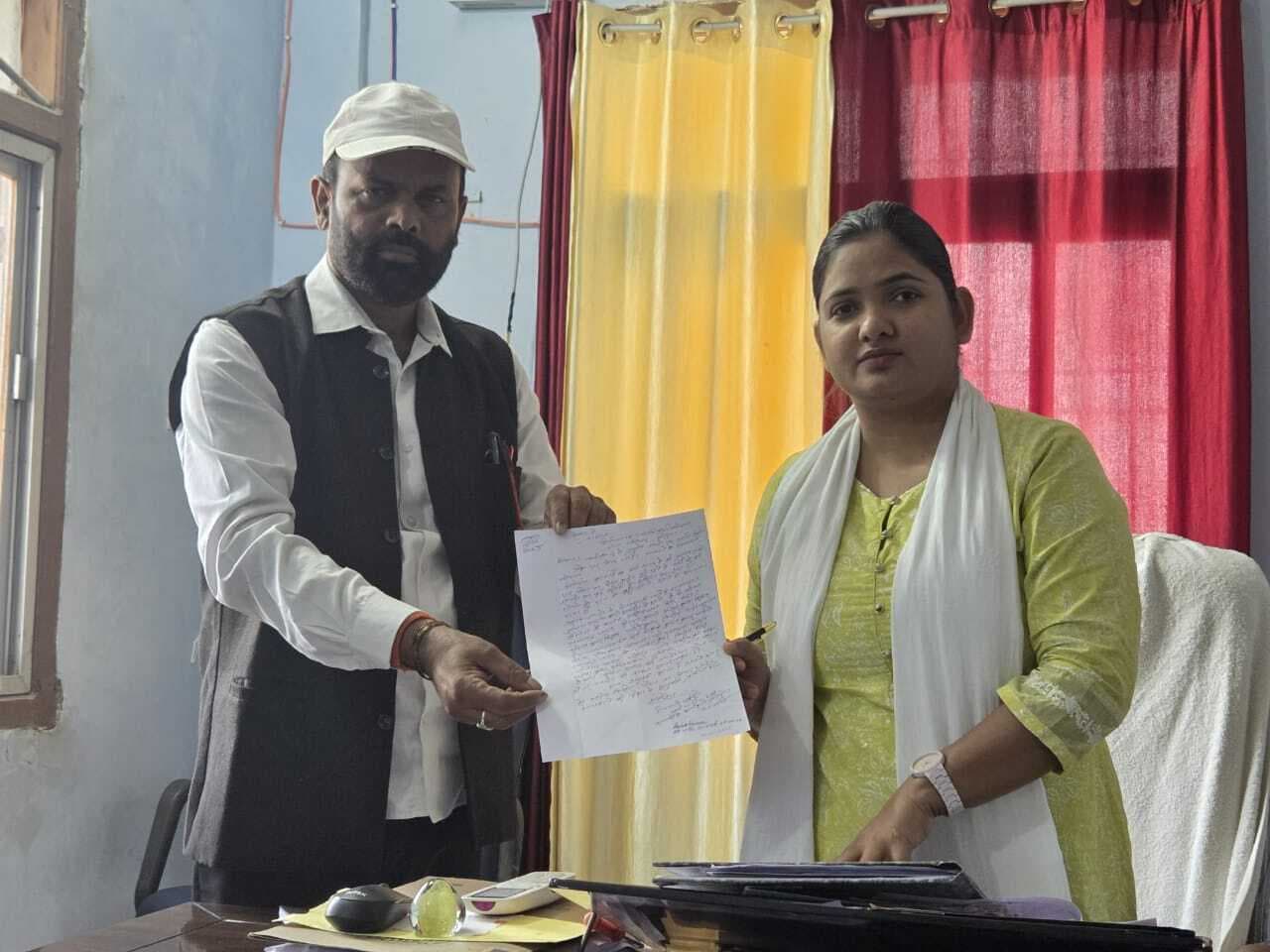 स्ट्रीट लाइट लगाने को लेकर कार्यपालक अधिकारी को सौंपा मांग पत्र