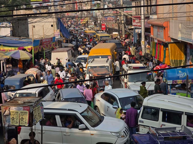 hajipur news. शहर के कई इलाकों में लगा जाम, घंटों रेंगते रहे वाहन
