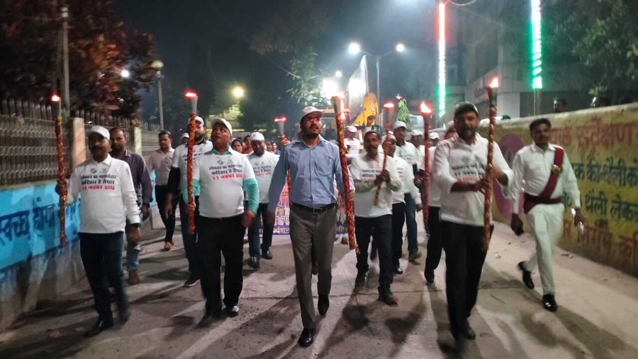 मशाल जुलूस निकाल निर्भीक होकर मतदान करने की अपील
