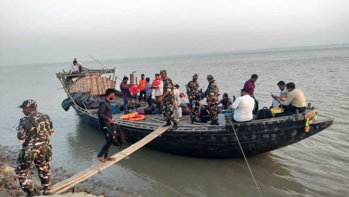 नदी नाव से पार कर मतदान केंद्र पहुंचे मतदान कर्मी व सुरक्षाकर्मी