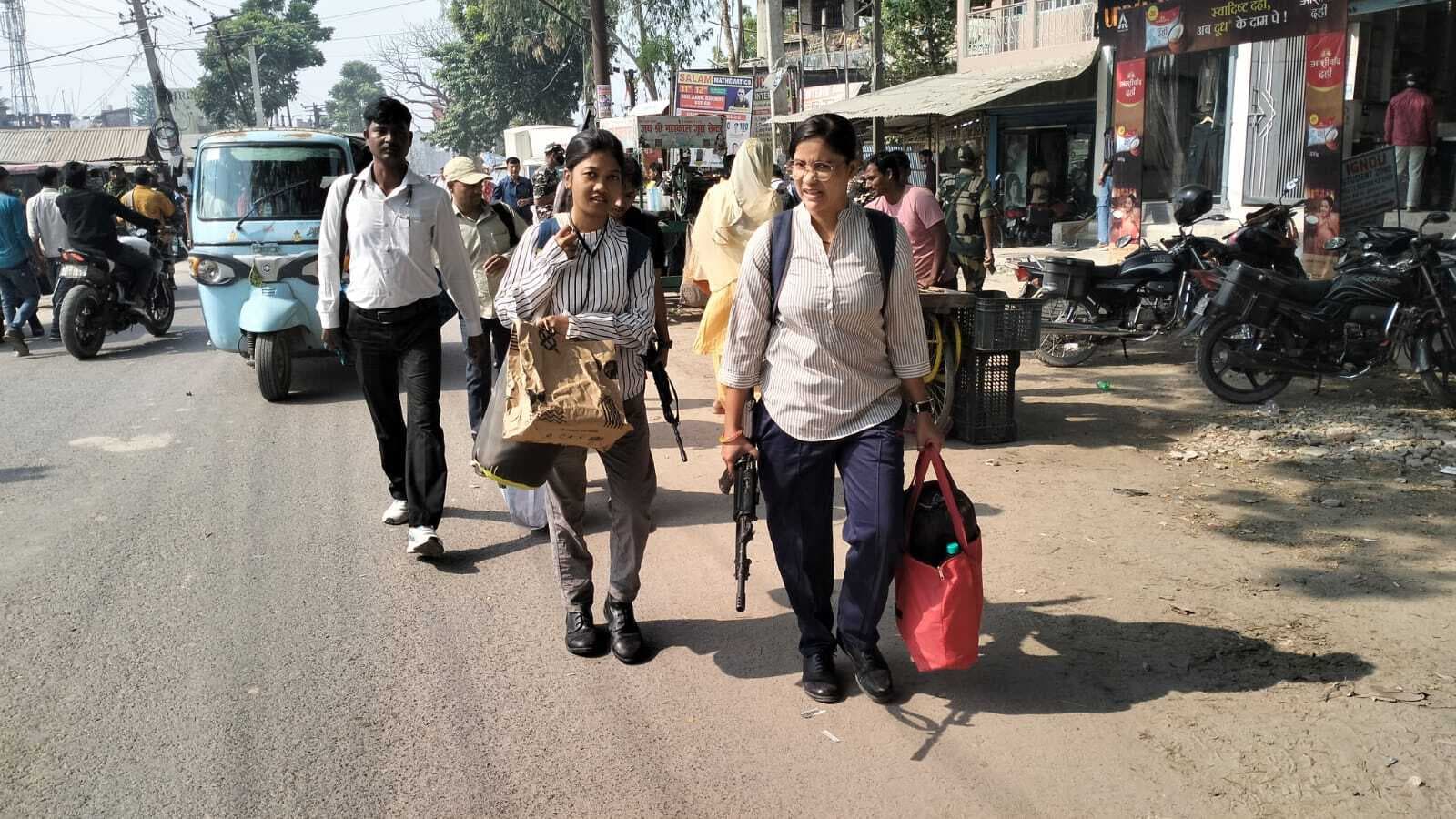 प्रभात खास- विधानसभा चुनाव: ईवीएम-वीवीपैट के साथ अब रायफल भी संभालेगी आधी आबादी