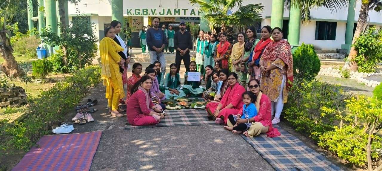 वनभोज में शामिल हुईं कस्तूरबा विद्यालय की छात्राएं