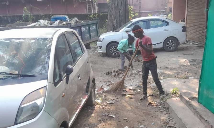 सफाई अभियान में बिना नंबर प्लेट वाले ट्रैक्टर नगर परिषद की कार्यशैली पर उठा रहे सवाल