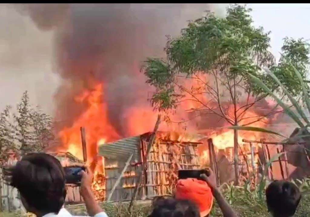 रायपुरा घाट टोला में आग लगने से चार घर जलकर राख, लाखों का नुकसान