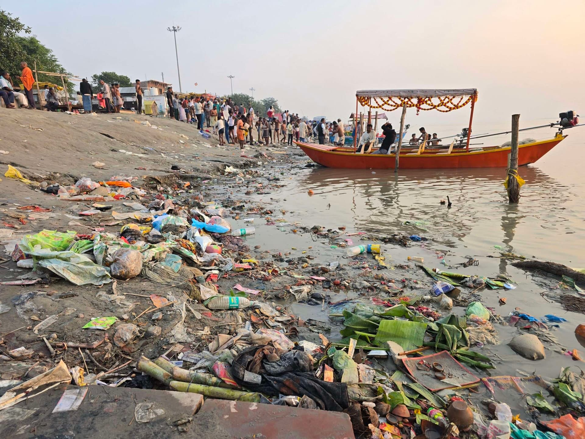 hajipur news. छठ व कार्तिक पूर्णिमा के बाद घाटों पर फैली गंदगी की प्रशासन ने अब तक नहीं करायी सफाई