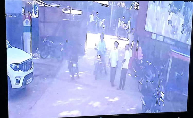 प्रखंड कार्यालय परिसर से बाइक की चोरी, सीसीटीवी में कैद हुई करतूत
