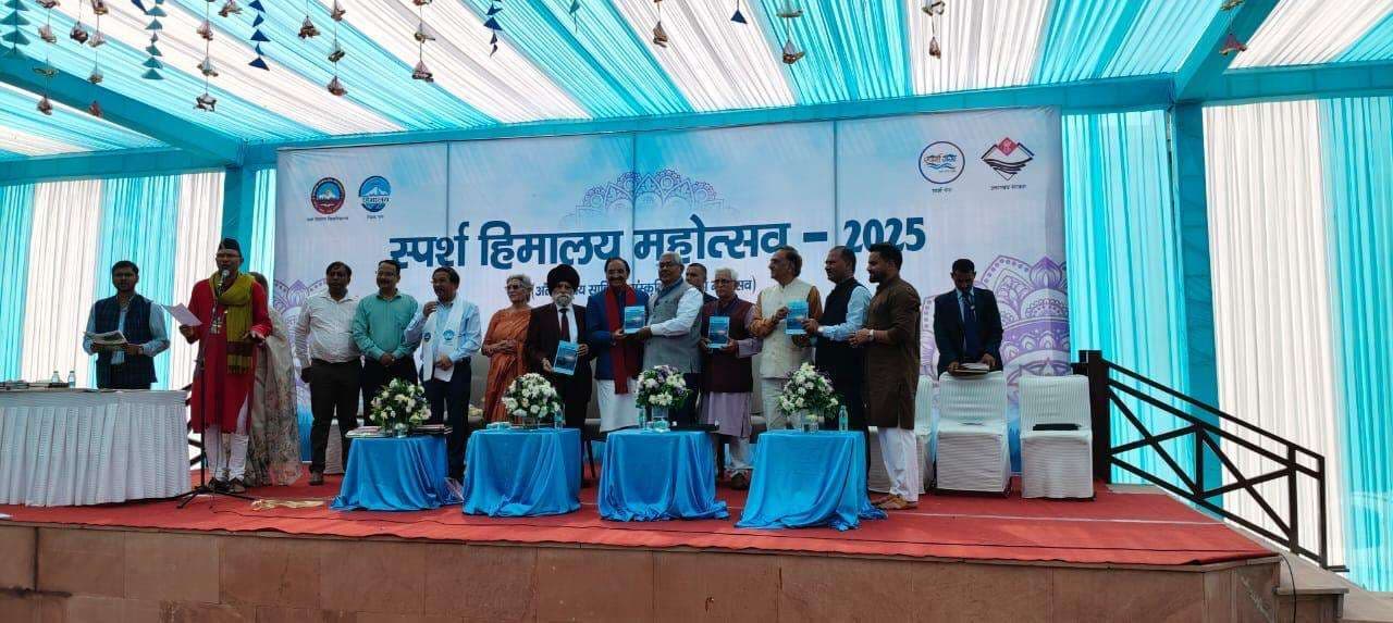 Darbhanga News: मानवीय संवेदना और जन सरोकार को गहरे अर्थ में व्यक्त करती पुस्तक भोर पाखी