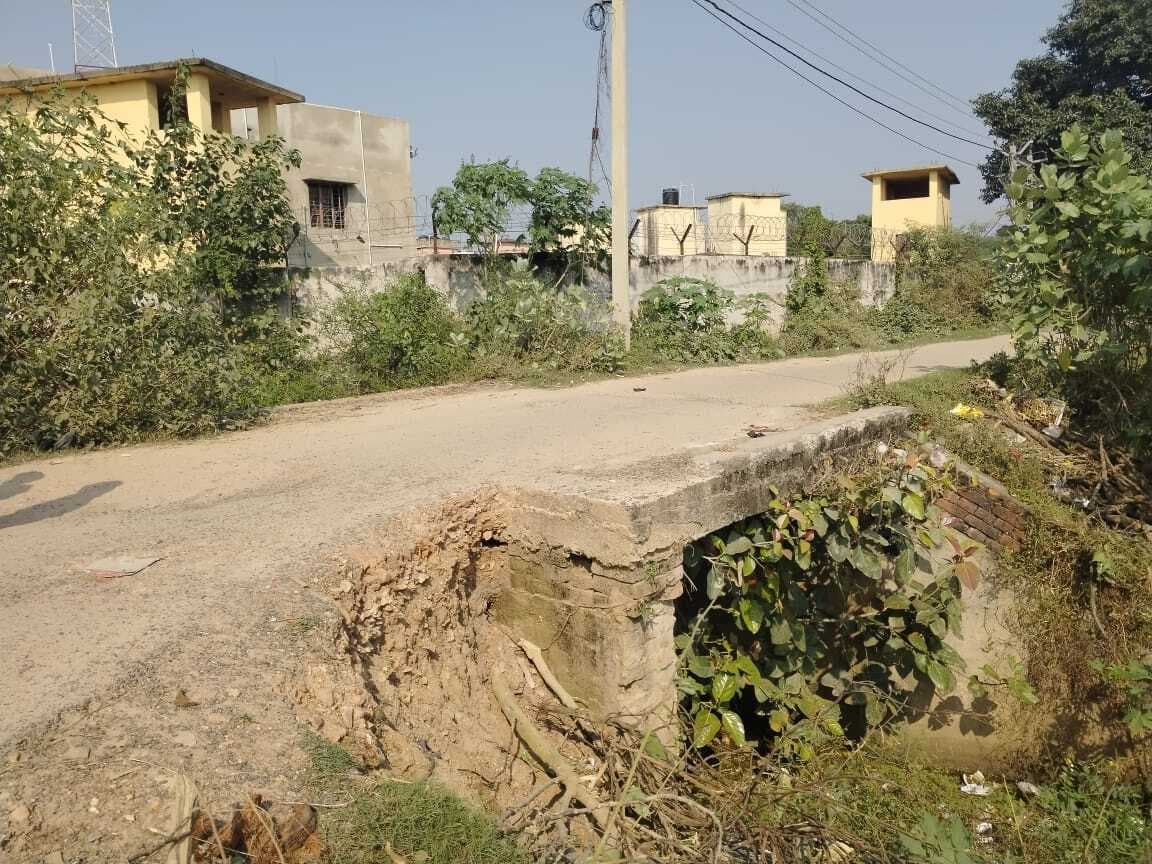 सड़क निर्माण के लिए लगा बोर्ड पर नहीं हो रहा काम, ग्रामीणों में रोष