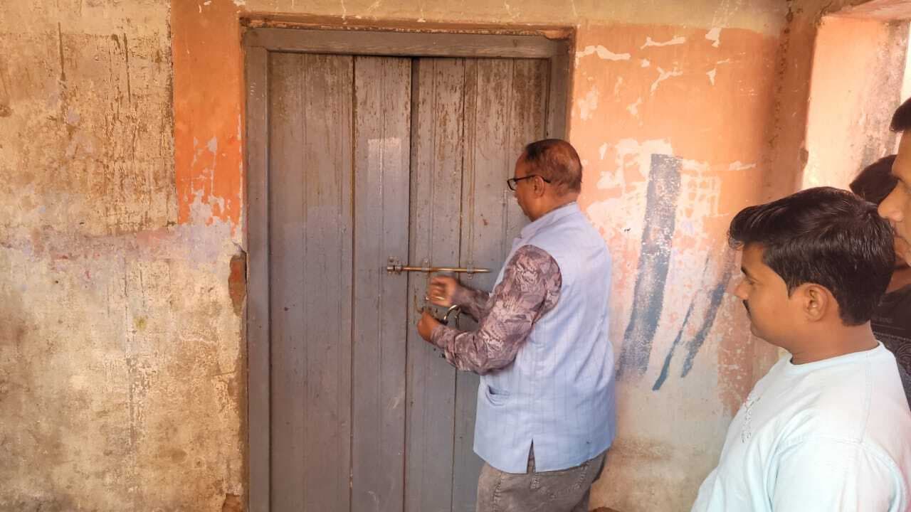 नोमा मध्य विद्यालय में नहीं बन रहा मध्याह्न भोजन, 175 किलो चावल गायब होने से ग्रामीणों में आक्रोश