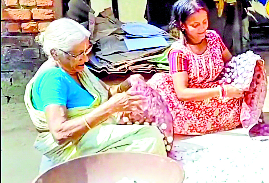 दुर्गापुर : 40 वर्षों से घरों तक पहुंचा रही हैं हाथ से बनी दाल की बड़ी