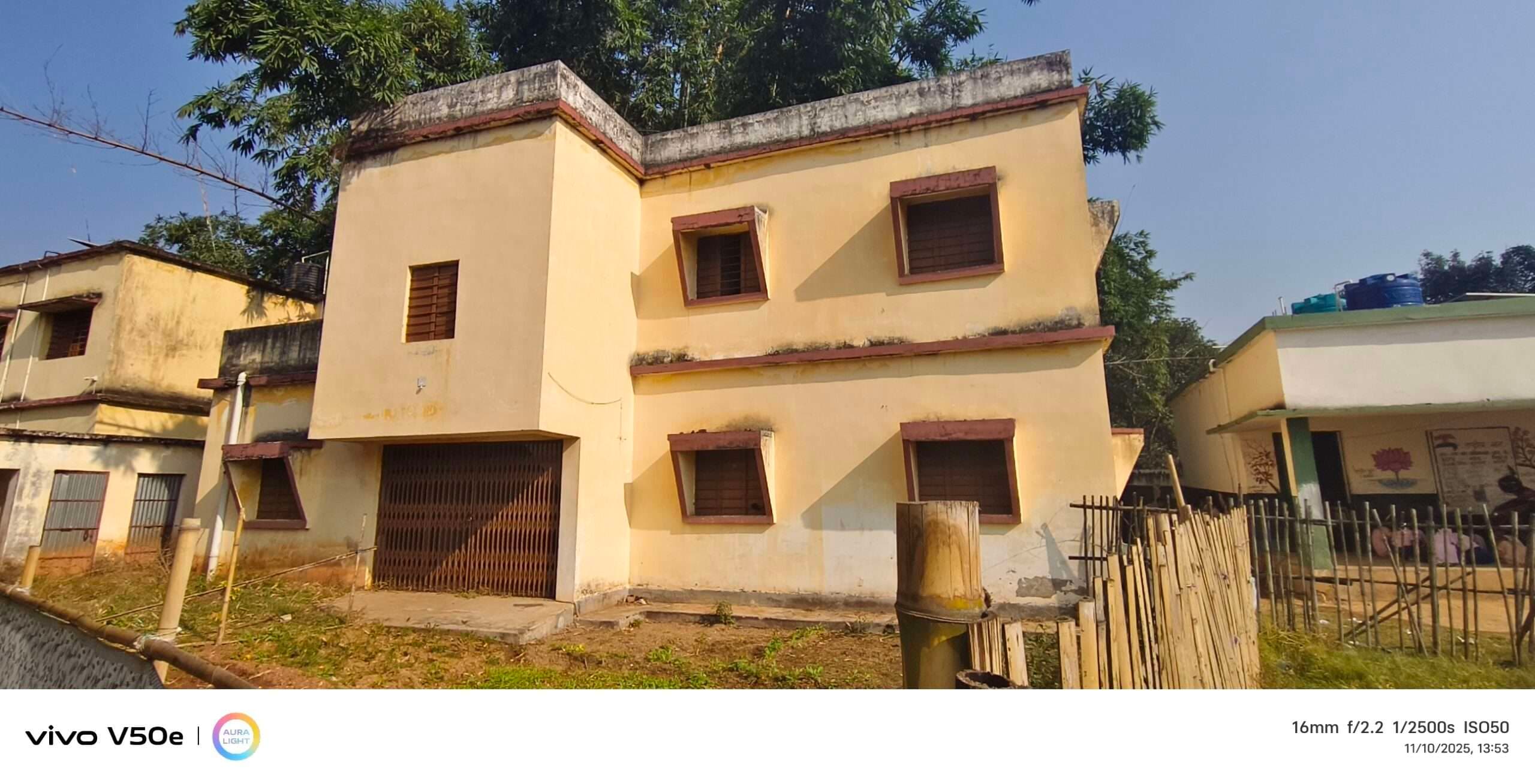 Giridih News :50 लाख से बने स्वास्थ्य उपकेंद्र पर सात साल से लटका है ताला