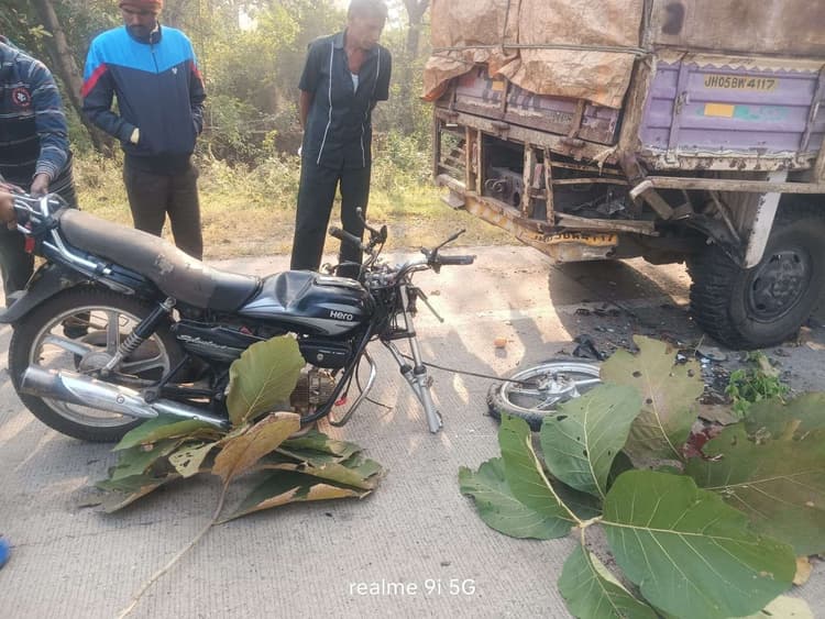 Bokaro News: चास नगर निगम क्षेत्र में नहीं बन सका ट्रांसपोर्ट नगर, काल बनकर सड़क किनारे खड़े रहते हैं भारी वाहन