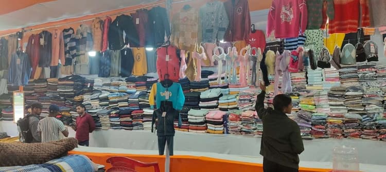 Bokaro News: ठंड की दस्तक के बाद ऊनी कपड़ों का बाजार गर्म