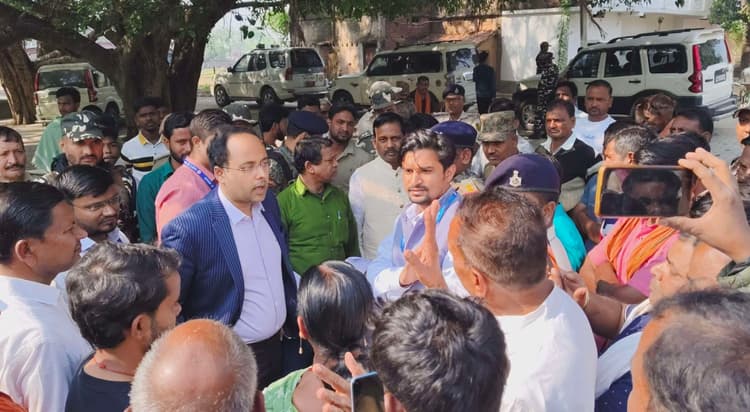 सकलबिगहा के ग्रामीणों ने किया वोट बहिष्कार, डीएम के आश्वासन पर माने