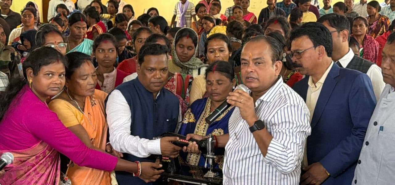 मंत्री ने 60 दीदियाें के बीच सिलाई मशीन का किया वितरण