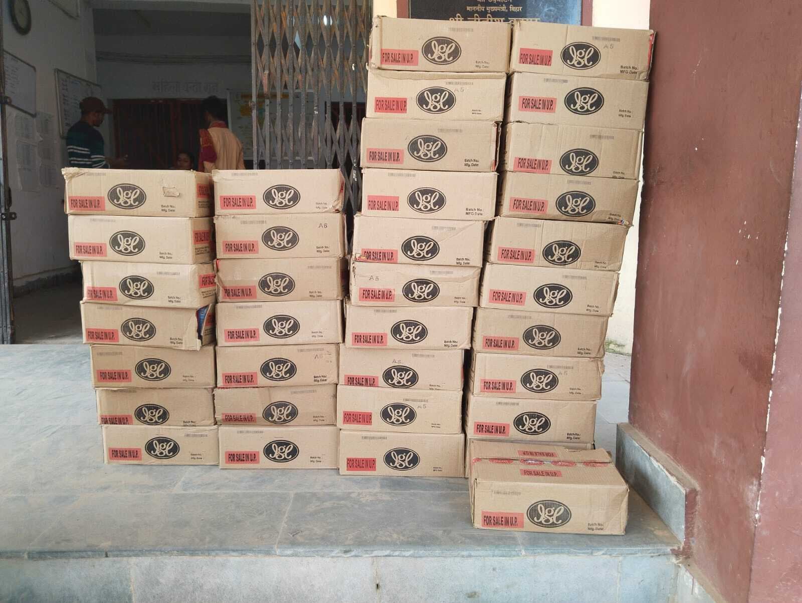 सघन वाहन जांच के दौरान कार से 135 लीटर शराब बरामद, तस्कर फरार