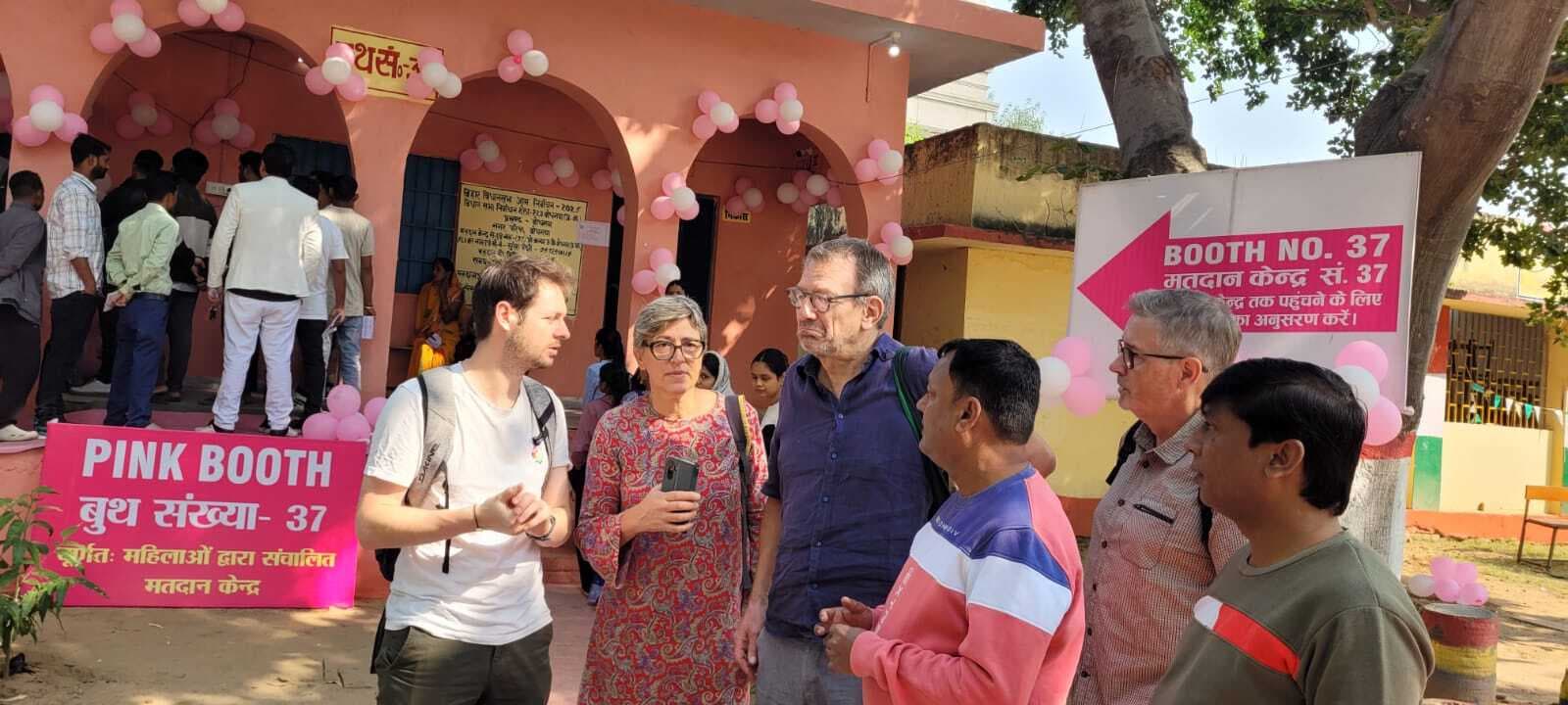 बोधगया में फ्रांस के नागरिकों ने जाना मतदान की प्रक्रिया