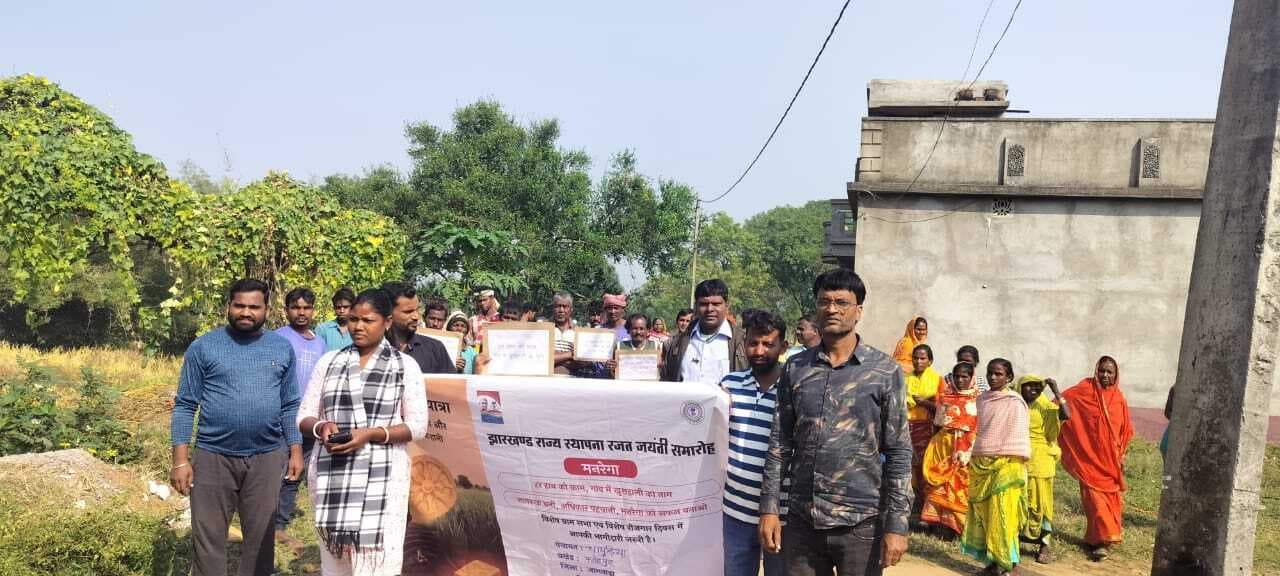 फतेहपुर में मनरेगाकर्मियों व ग्रामीणों ने निकाली प्रभात फेरी