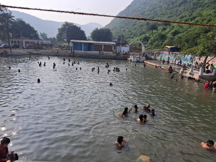 प्राकृतिक वादियों के बीच ऋषिकुंड का गर्म जल सैलानियों को करने लगा आकर्षित